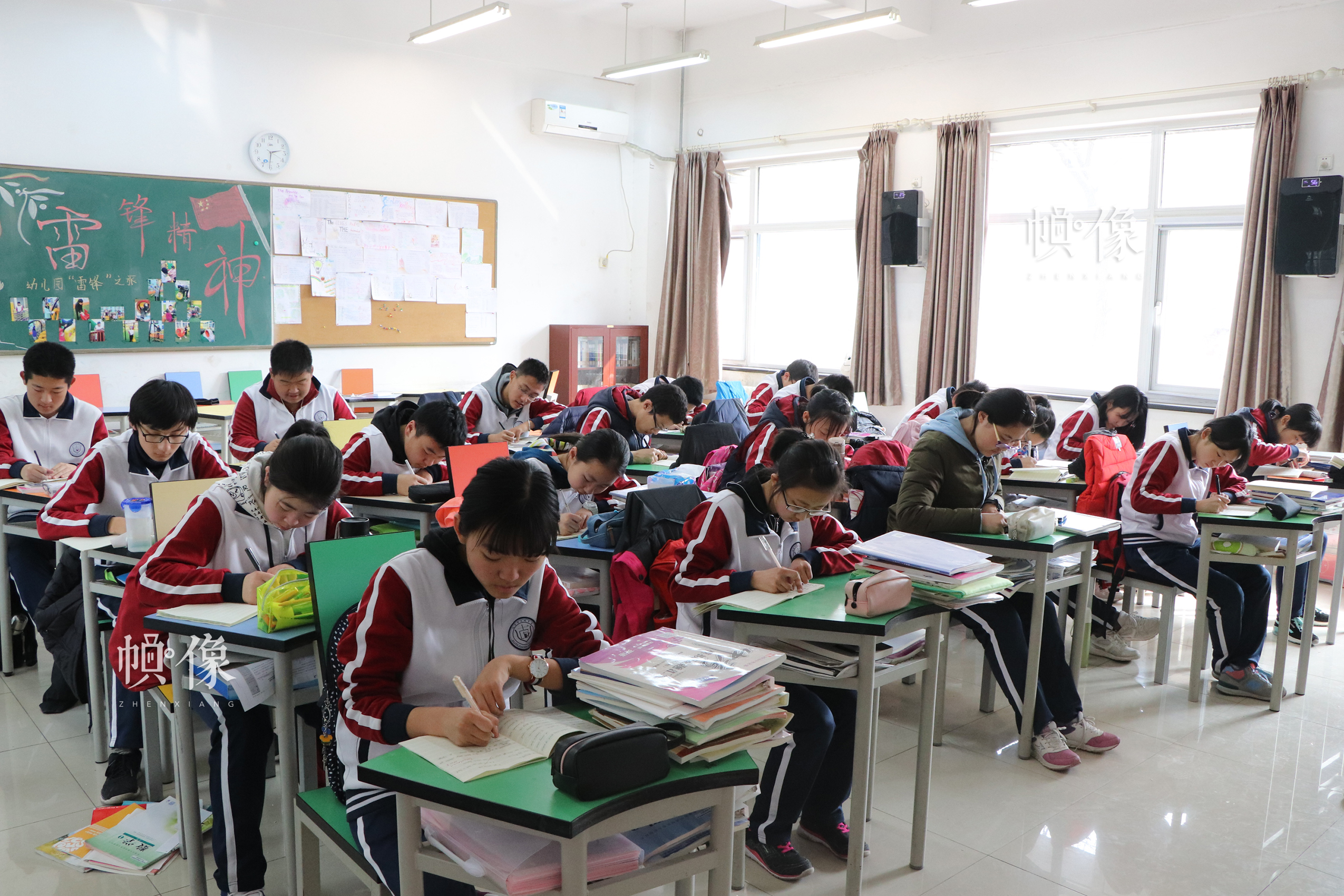 北京市石景山區某中學，課堂上學生認真學習。中國網實習記者 韓依 攝