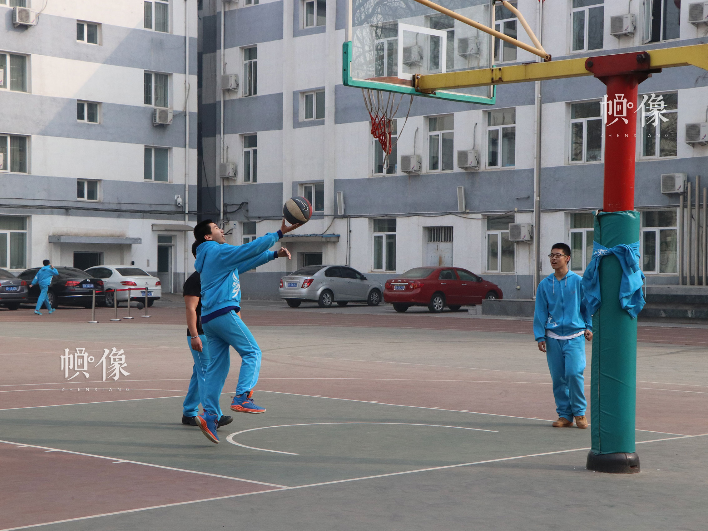 北京市石景山區某中學，課間在操場打籃球的學生們。中國網實習記者 韓依 攝