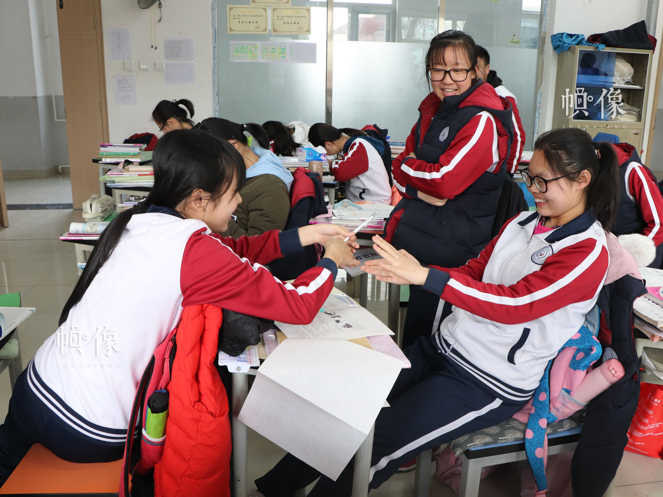 北京市石景山区某中学，课间嬉戏玩耍的学生们。中国网实习记者 韩依 摄