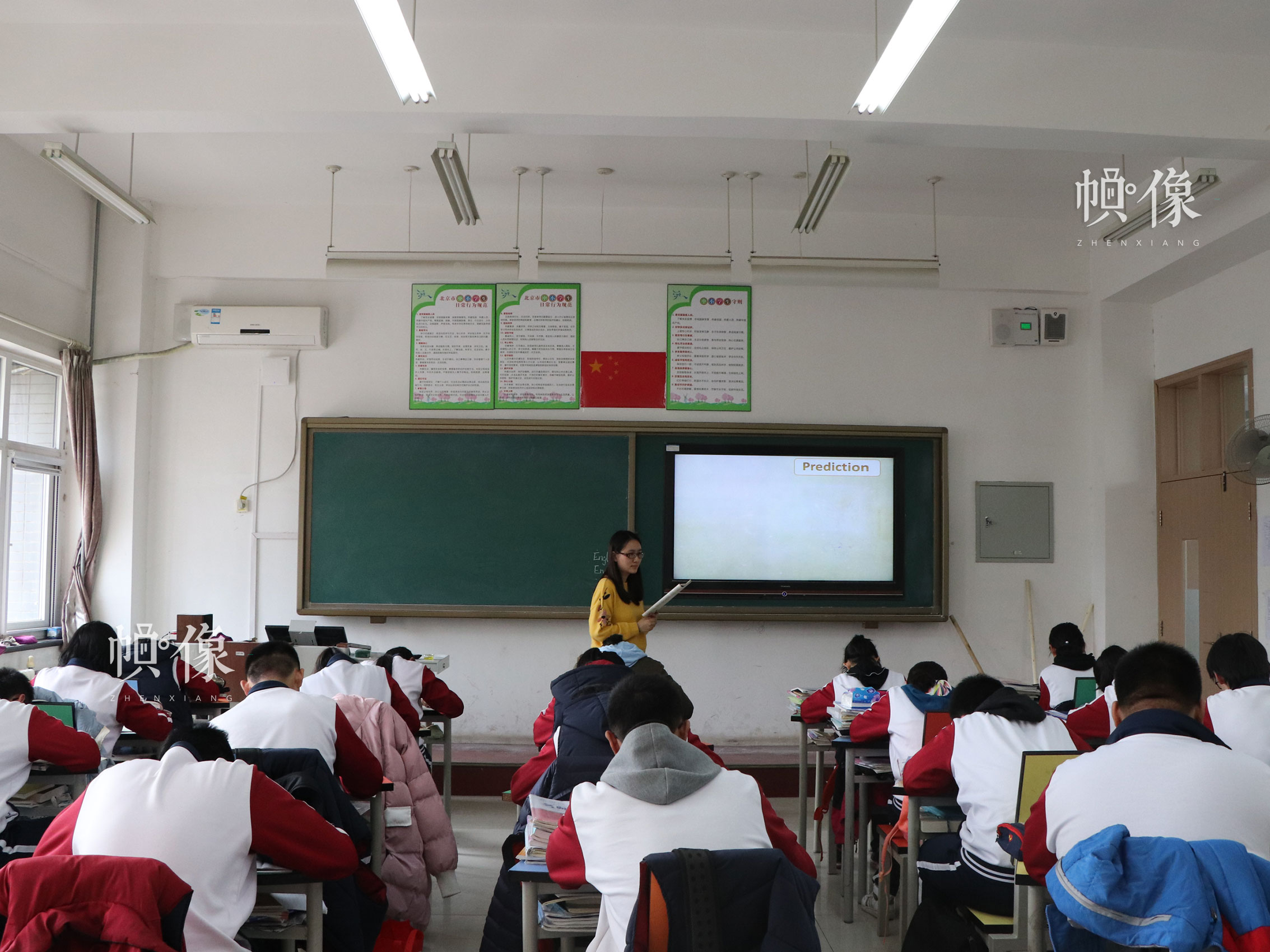 北京市石景山區某中學，課堂上老師給學生做聽寫。中國網實習記者 韓依 攝