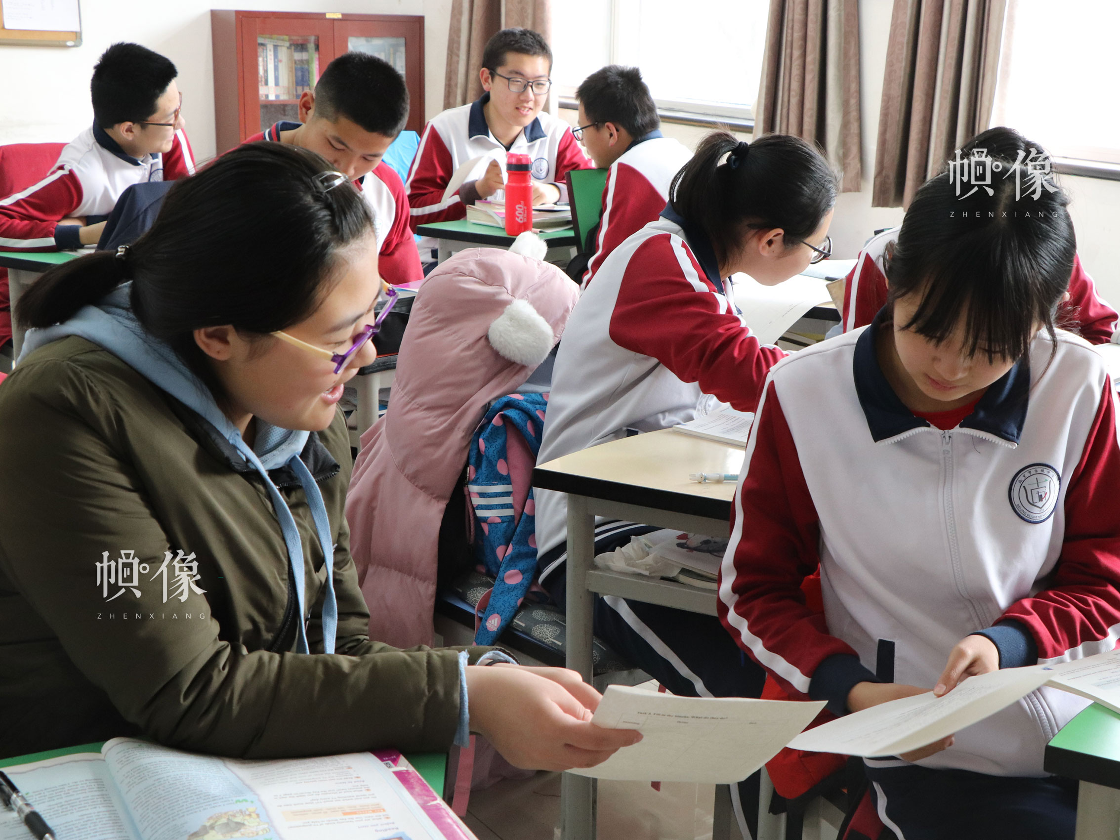 北京市石景山區某中學，課堂上學生們互相討論作業。中國網實習記者 韓依 攝