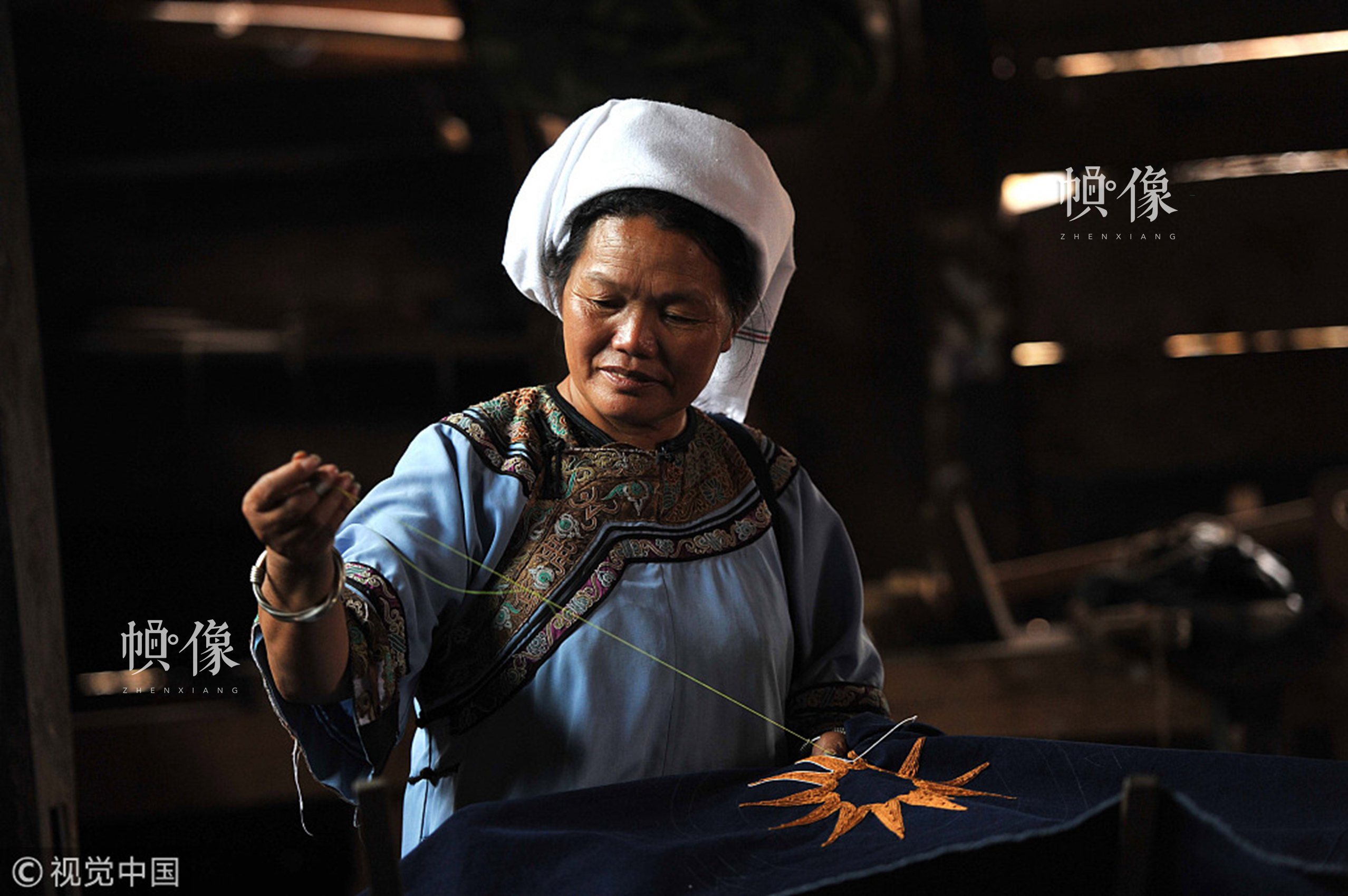2017年10月11日，貴州三都縣，韋應麗在進行馬尾繡刺繡。經過50年的努力，她用馬尾繡“繡”起了脫貧攻堅的“半邊天”，也“繡”出了一條致富路。視覺中國