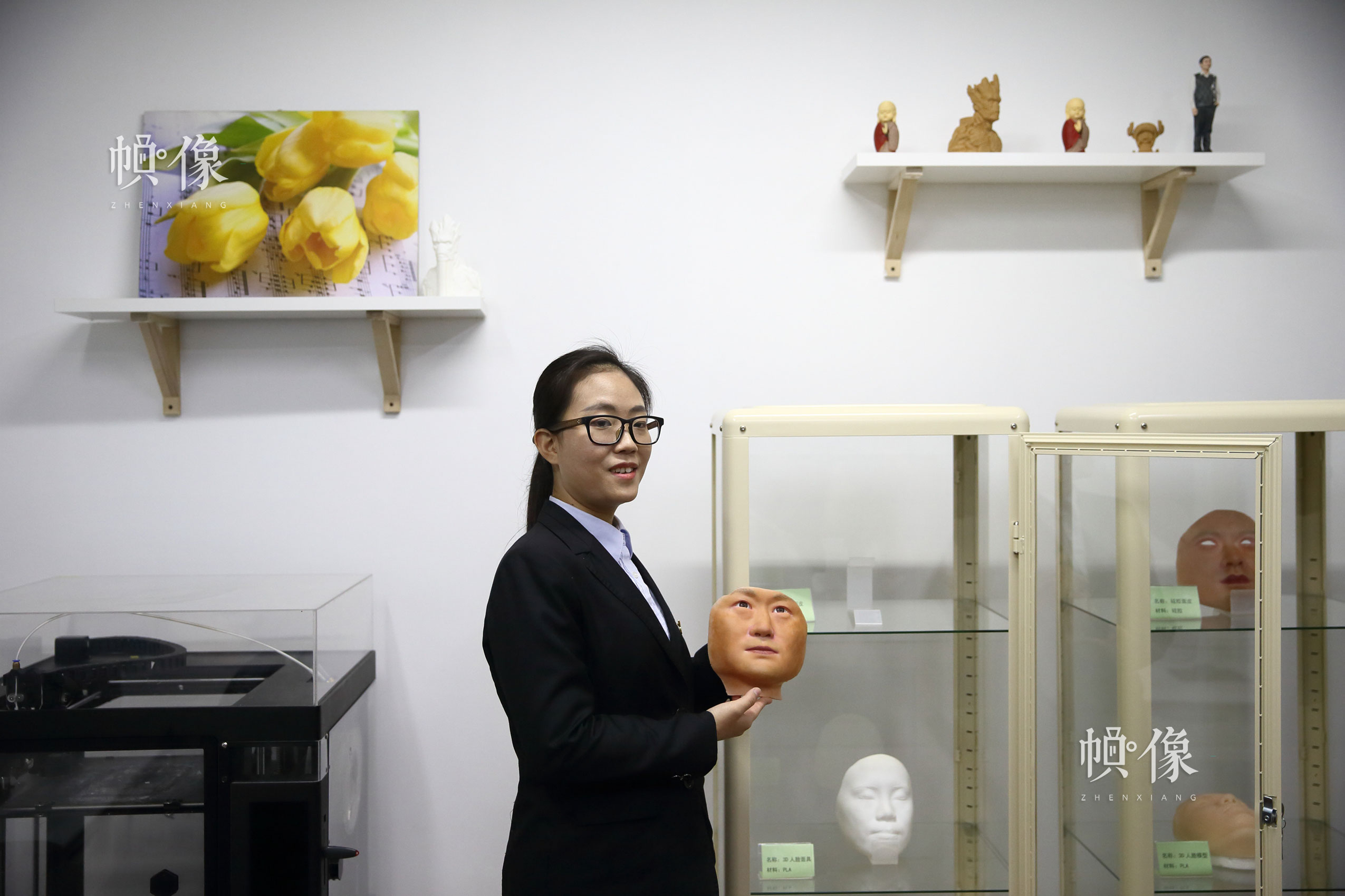 北京八寶山殯儀館遺體整容師曲傑展示通過3D列印遺體修復技術列印成品。中國網記者 陳維松 攝