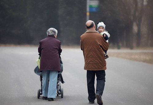 直面异地养老，“老漂族”的身心之痛如何化解?