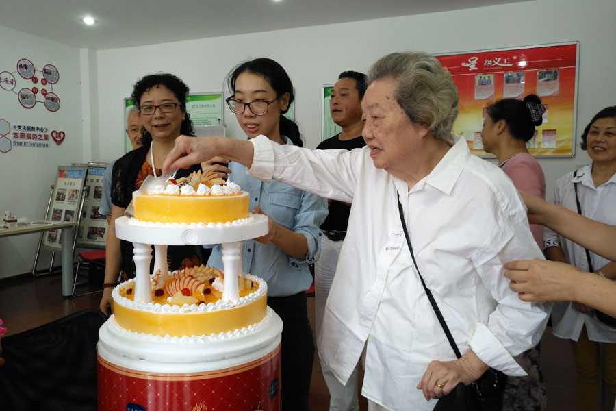 2017年第一次集体生日会,90岁高龄老寿星切第一刀生日蛋糕
