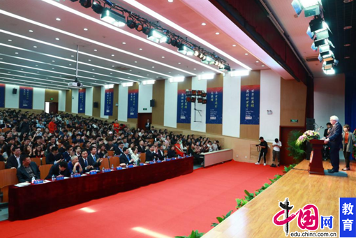 加拿大前总理克拉克赞大学生创新 燕京理工学院为新时代人才设计未来