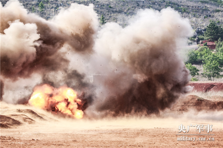 驻滇武警某部瞄准实战需求开展工兵实爆训练