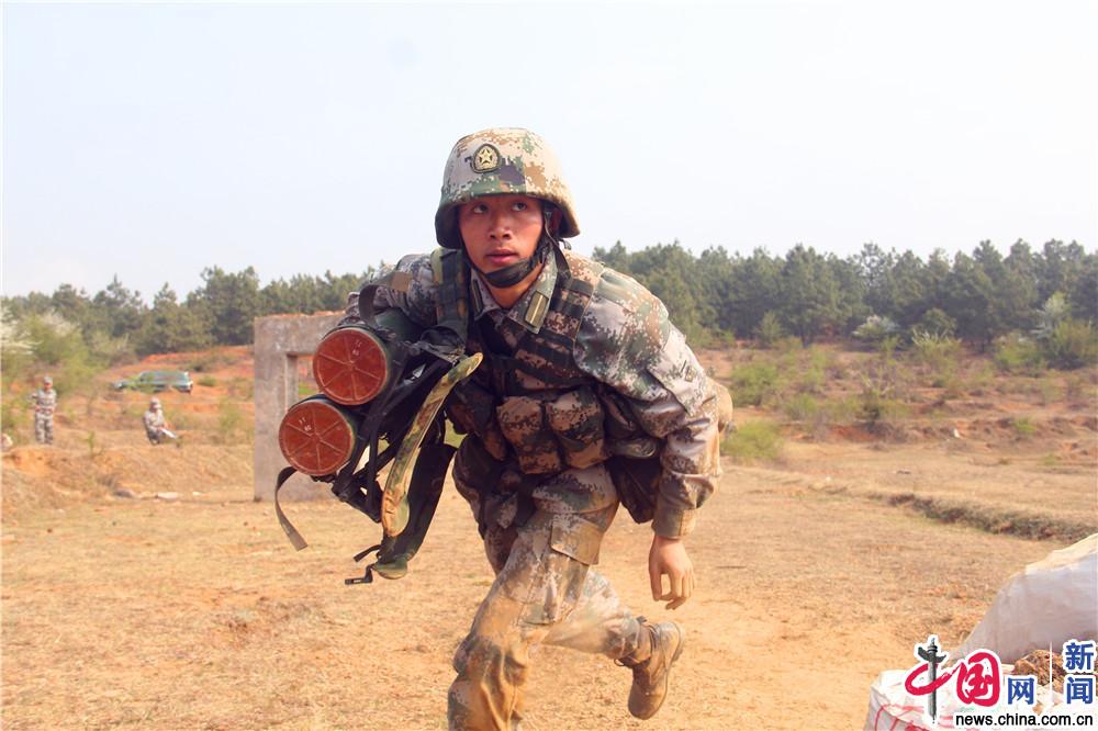 陆军边海防学院组织学员进行炮兵单兵战技考核
