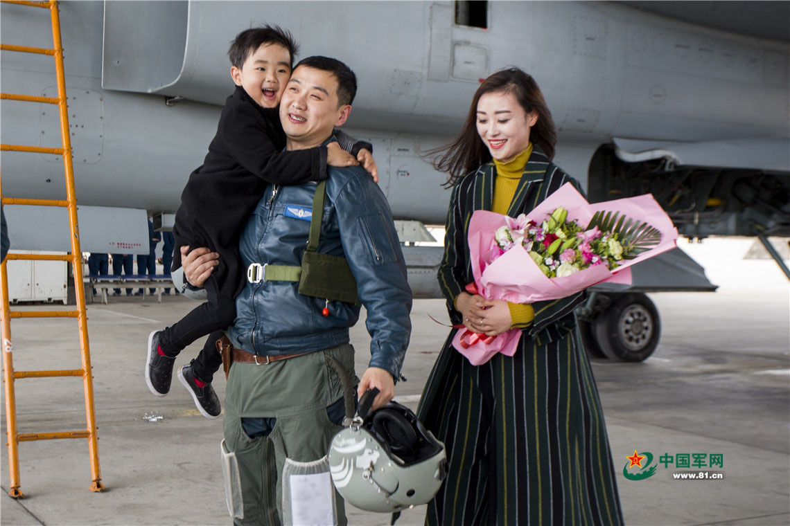 军娃的超级福利来了!到机场接飞行员老爸回家