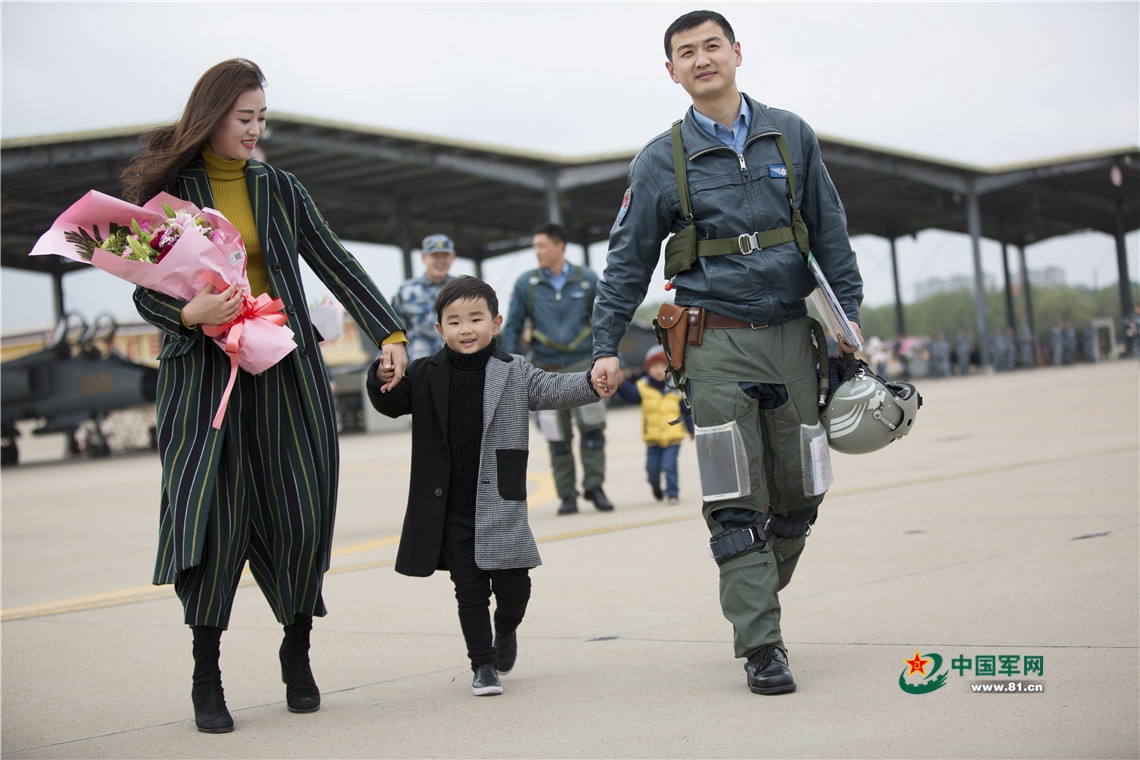 军娃的超级福利来了!到机场接飞行员老爸回家