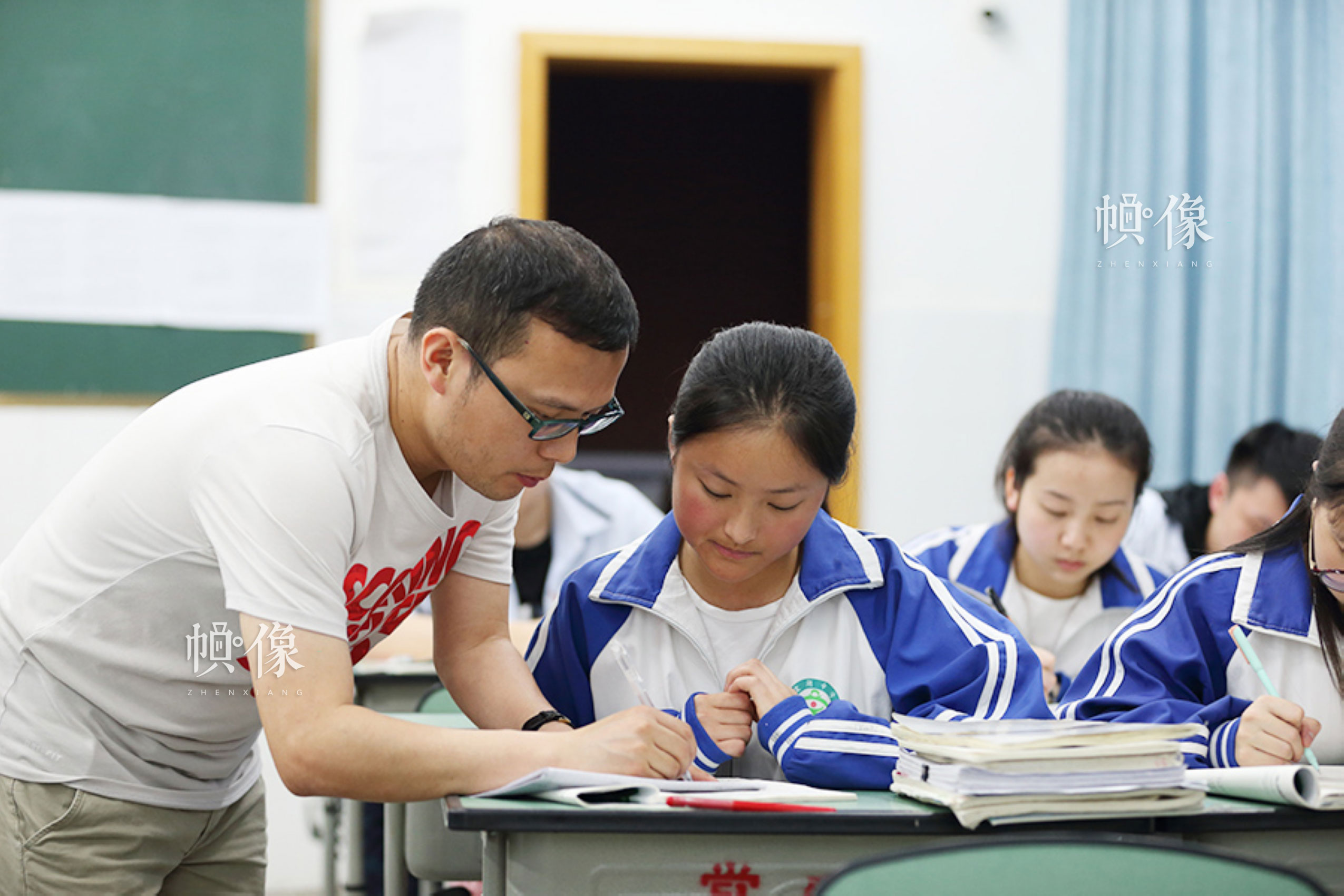 2018年4月，四川成都双流的棠湖中学，班主任廖小强在辅导来自安康家园的小恒数学。小恒今年即将迎来高考。中国网记者 陈维松 摄