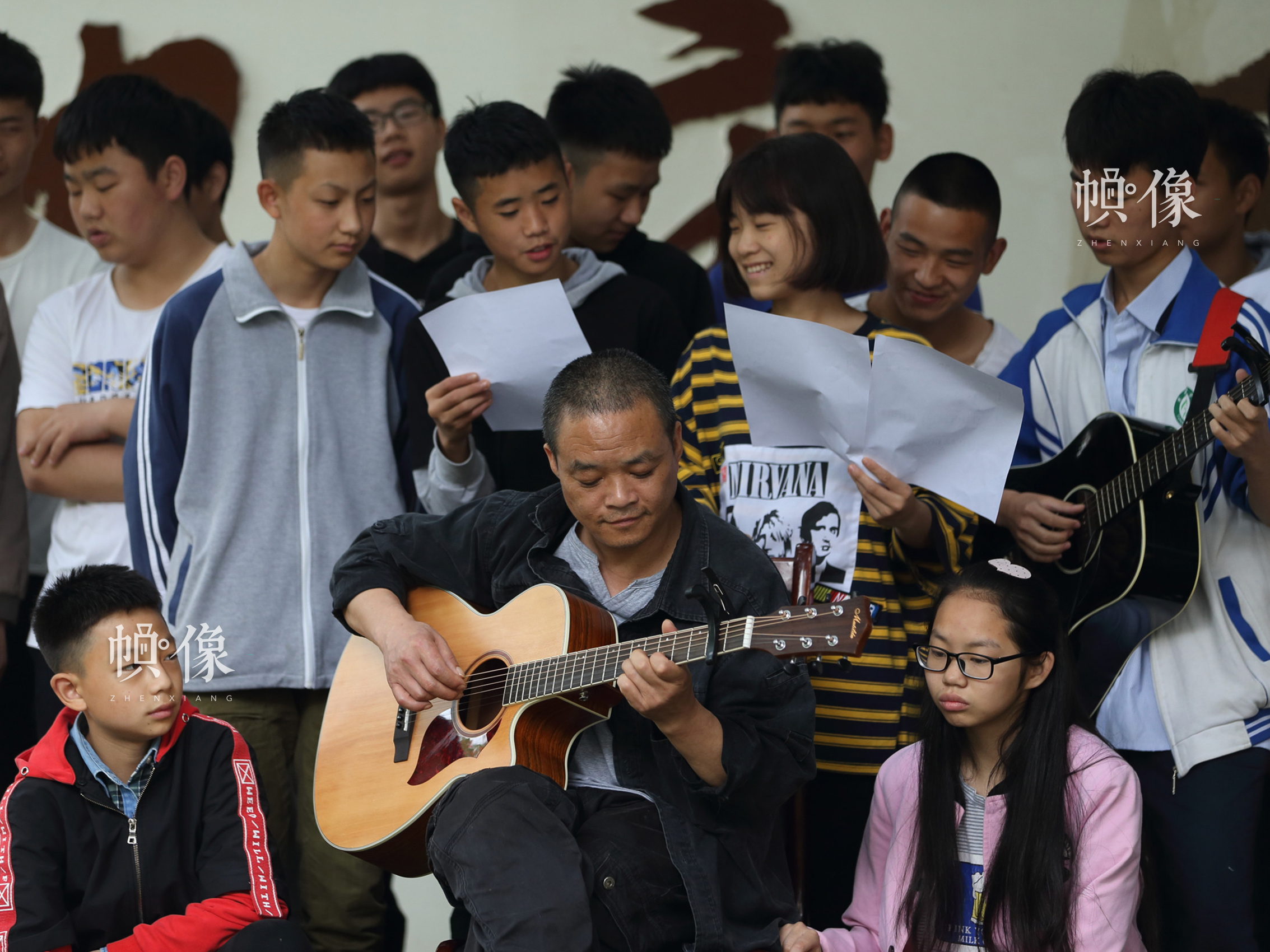 2018年4月，成都双流安康家园，孩子们和胡源忠合唱《安康》。中国网记者 陈维松 摄