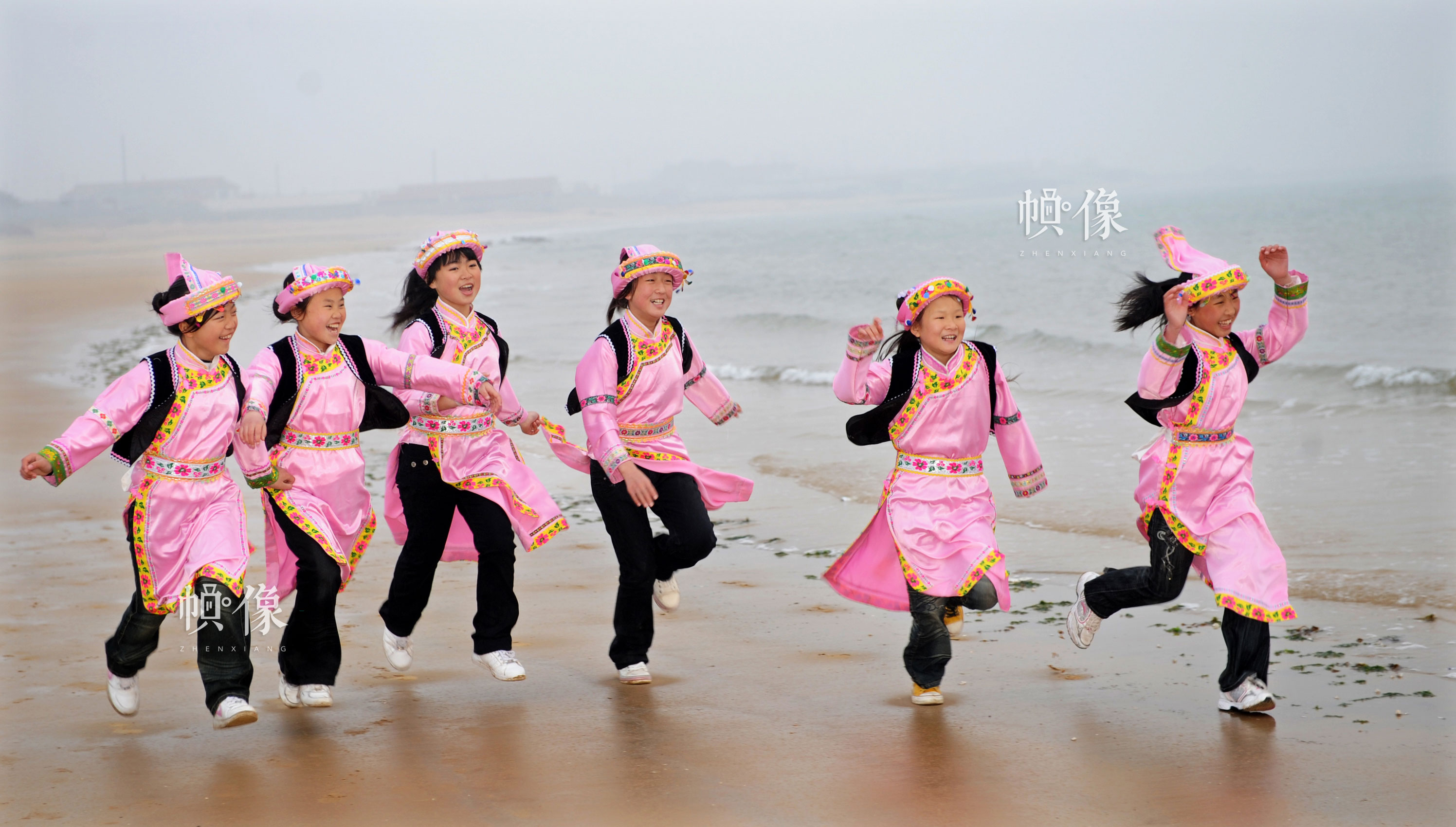 2009年4月，山东日照，安康家园孩子们在海边奔跑。雷声 摄