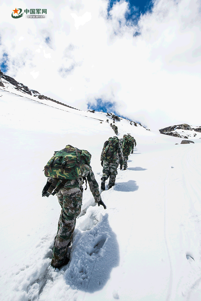 5月初,哨所开山,詹华带领刚上哨的新战士翻越雪山运送物资.