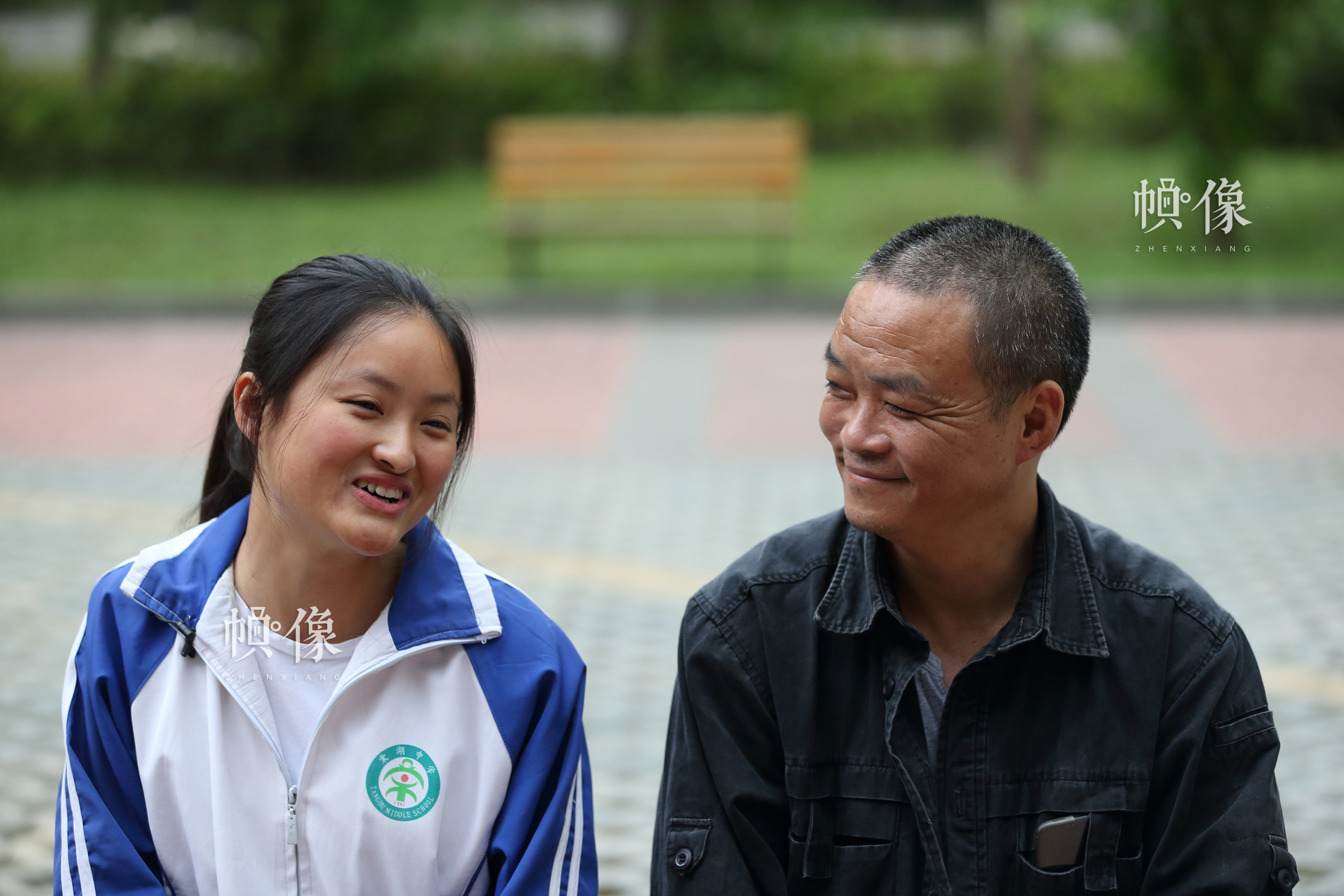 小恒與安康家園園長胡源忠在一起笑著聊天。中國網記者 陳維松 攝