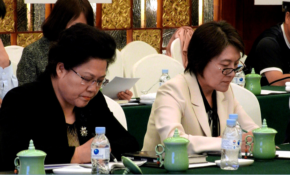 内蒙古自治区政府布小林主席(右),艾丽华副主席(左)亲临会场(摄影