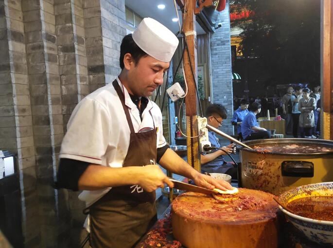 博鱼官方网丝路陕菜国际性美食节：百余种特点美食表态西安