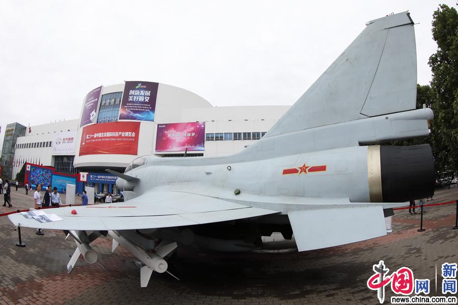 2018年5月17日，北京中国国际展览中心（老馆），1:1比例的歼十战斗机模型亮相室外展区。当日，为期4天的第21届中国北京国际科技产业博览会开幕。中国网记者 陈维松 摄