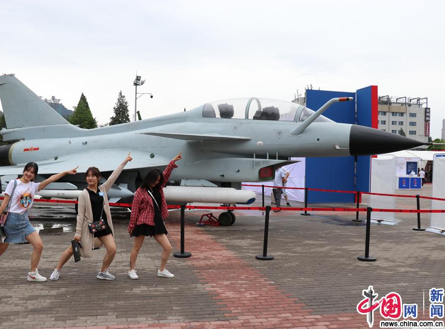 2018年5月17日，北京中国国际展览中心（老馆），1:1比例的歼十战斗机模型亮相室外展区。当日，为期4天的第21届中国北京国际科技产业博览会开幕。中国网记者 苏向东 摄