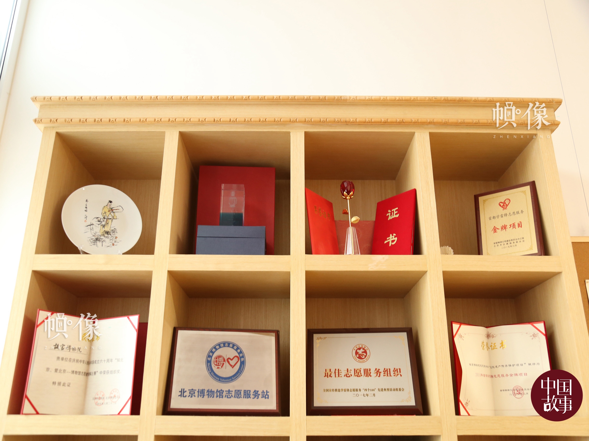 故宮志願者曾獲得的榮譽展櫃。中國網記者 趙超 攝