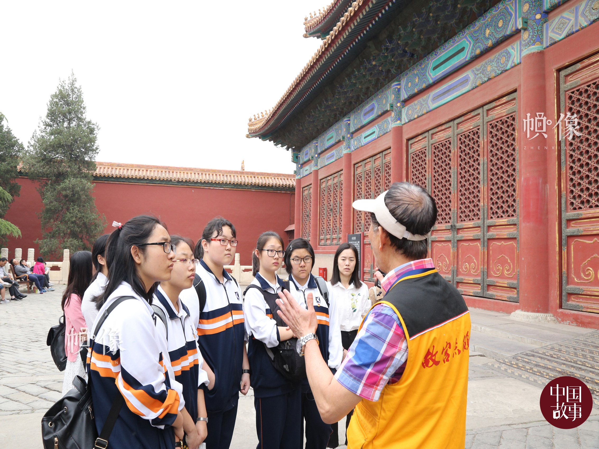 故宫志愿讲解员高斌侠为前来参观的学生进行讲解。 中国网实习记者 赵丹 摄