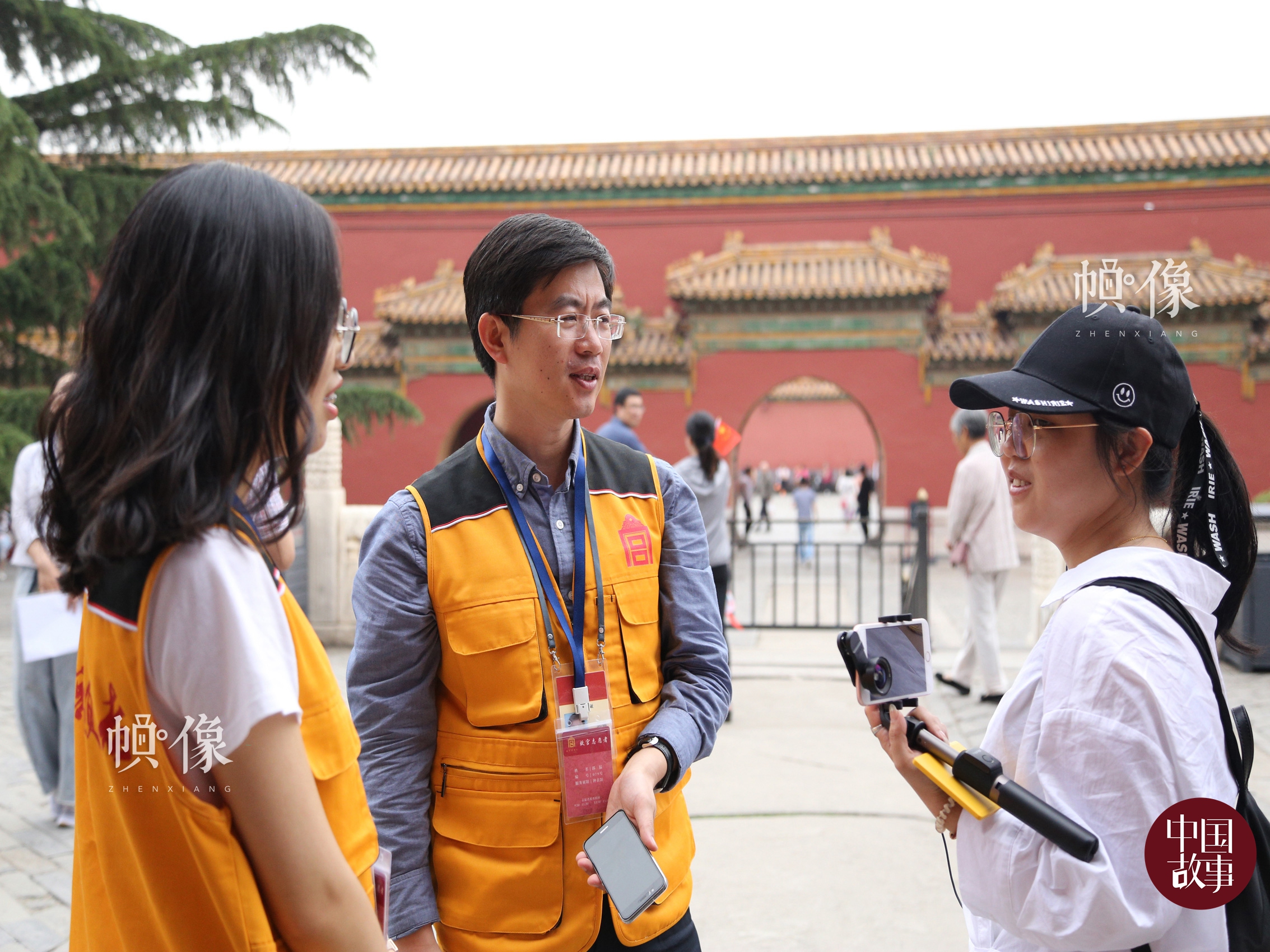 故宫志愿讲解员杨博雅（画面左）和郭猛（画面中）为游客讲解。 中国网实习记者 赵丹 摄