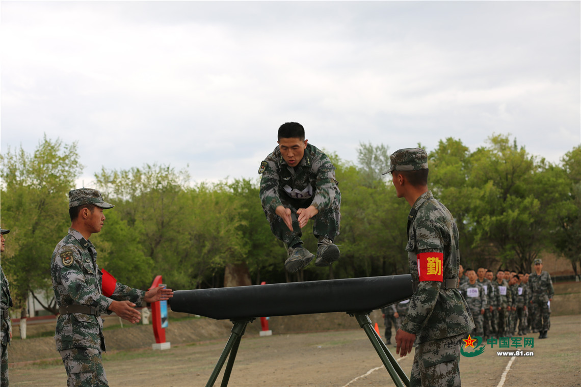 百余边防官兵比武告诉你如何做一个合格戍边人