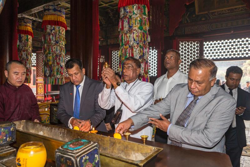斯里兰卡佛教事务部长佩雷拉在宗喀巴大师像前燃灯祈福