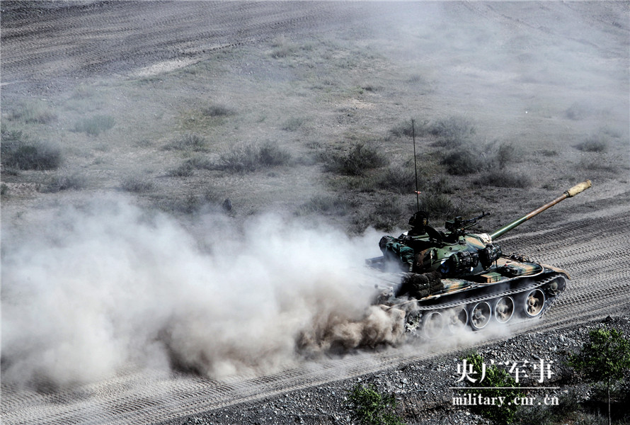 壮哉新疆军区某装甲团组织实战化战备拉动演练