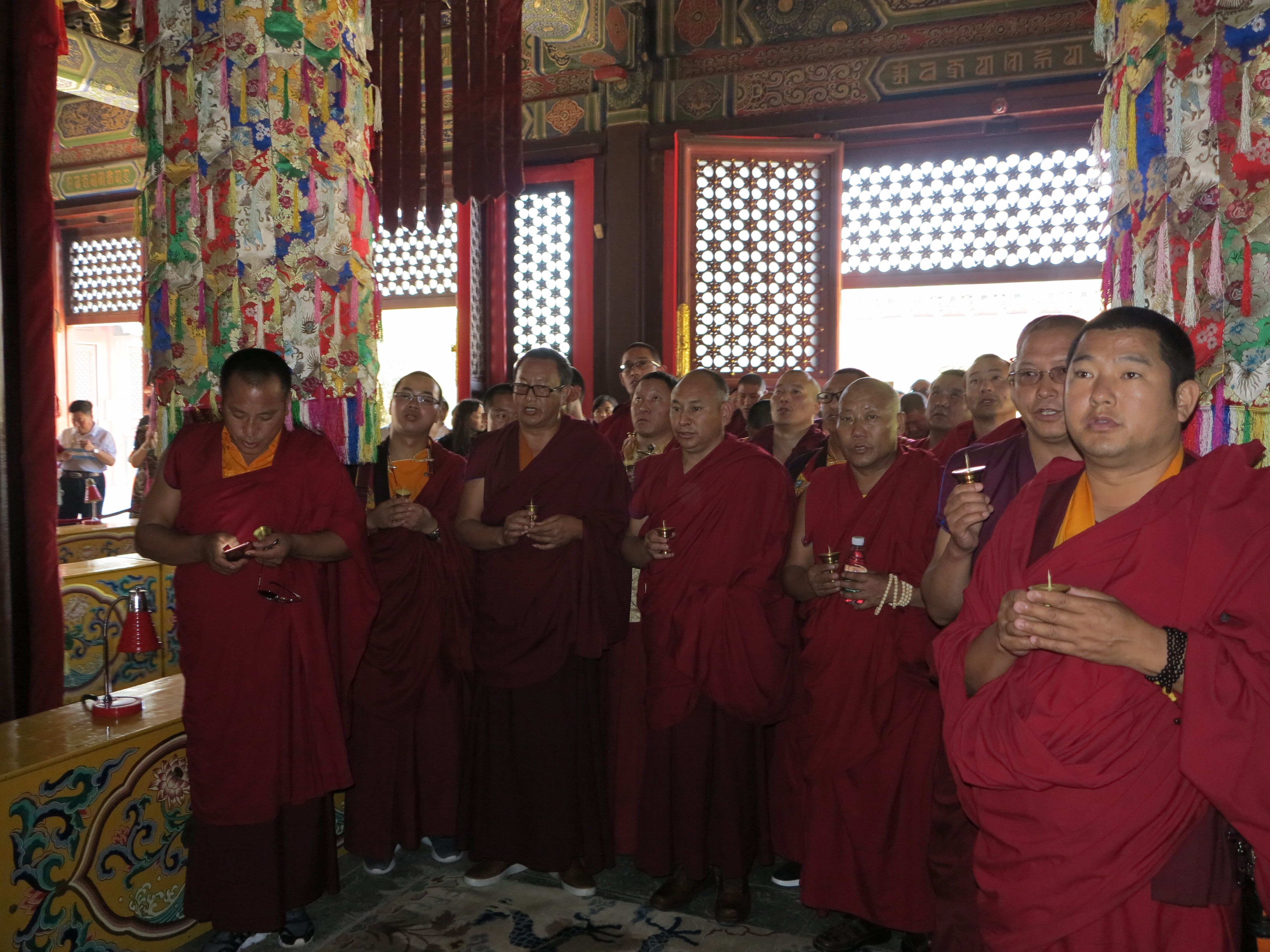 云南藏族僧人与雍和宫僧人一起在宗喀巴大师像诵经祝祷