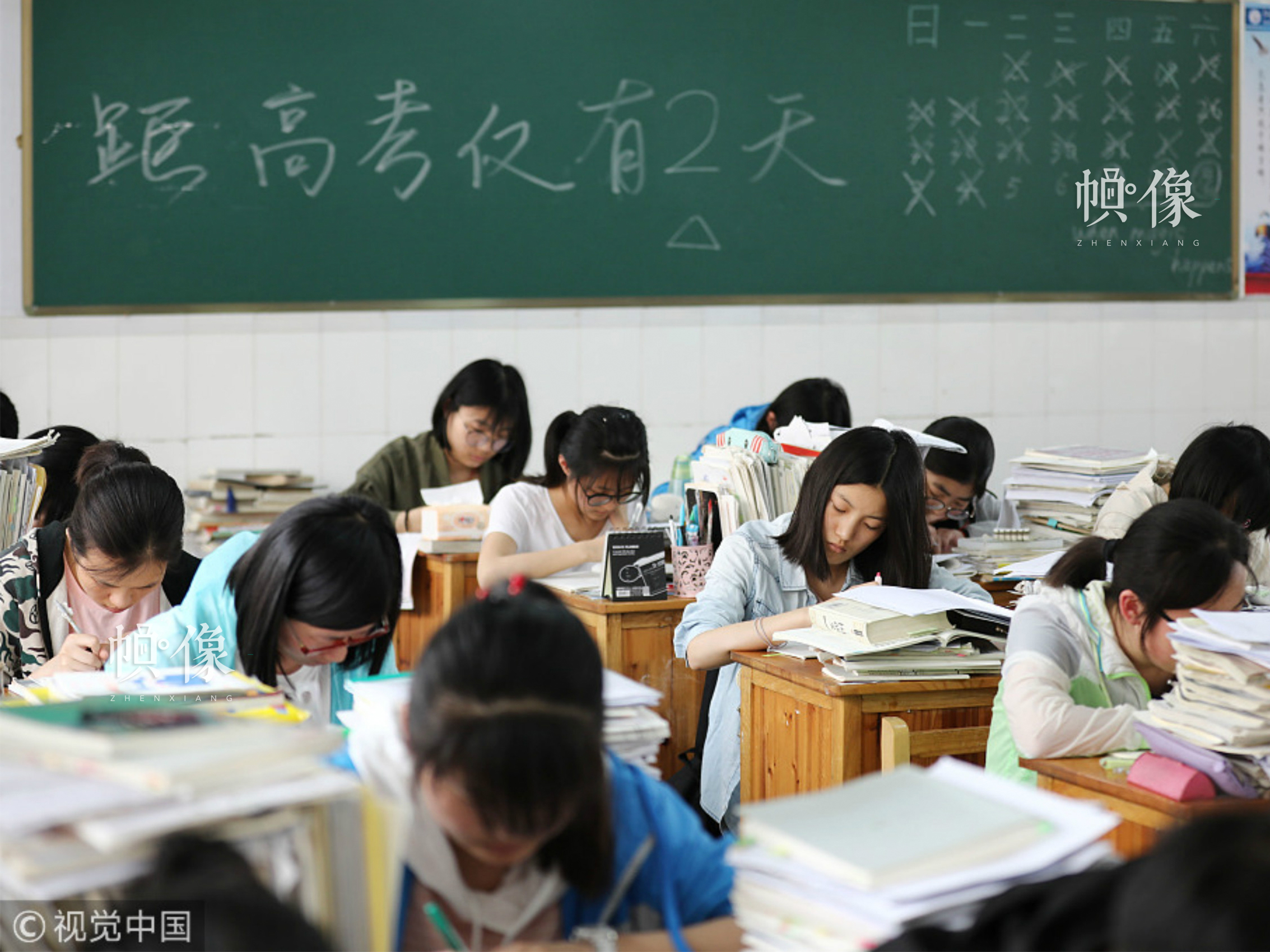 2018年6月4日，江蘇連雲港贛榆高級中學高三學生們抓緊時間查漏補缺，備戰高考。圖片來源：視覺中國