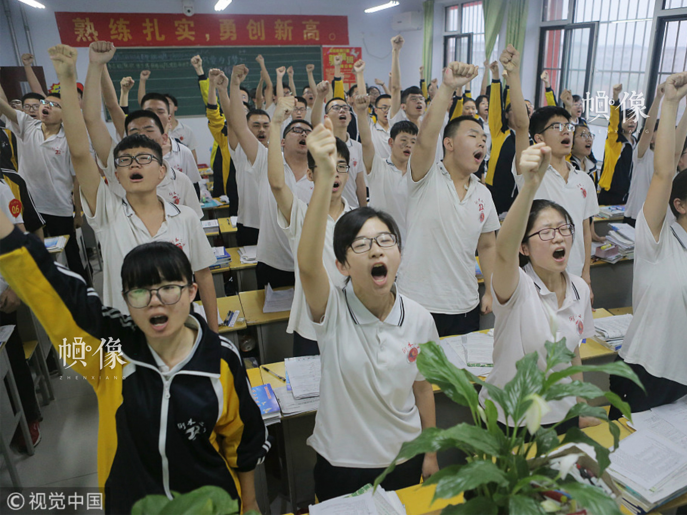 2018年05月06日，河北衡水二中的高三学生在进行课前宣誓，这是这所学校所有年级每个班每天都会进行的功课，这种方式既可以宣泄压力，又可以振奋精神。图片来源：视觉中国