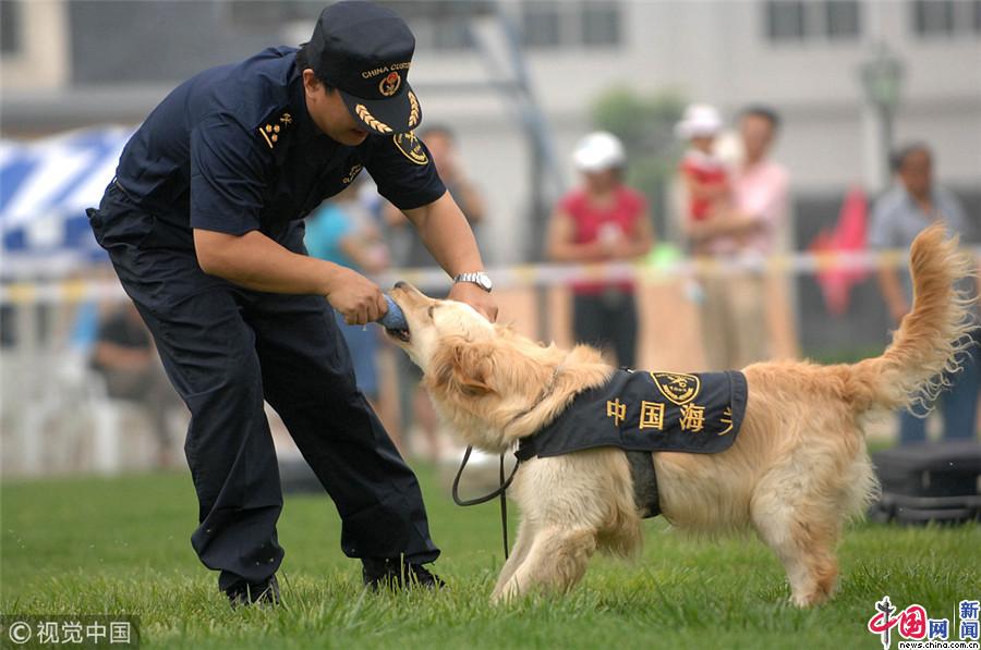 2007年6月23日,海关总署北京缉毒犬基地,缉毒犬为100多名市民进行查毒