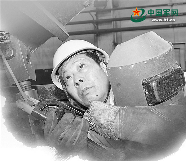 "独臂焊侠"卢仁峰:一只手焊接坦克战车