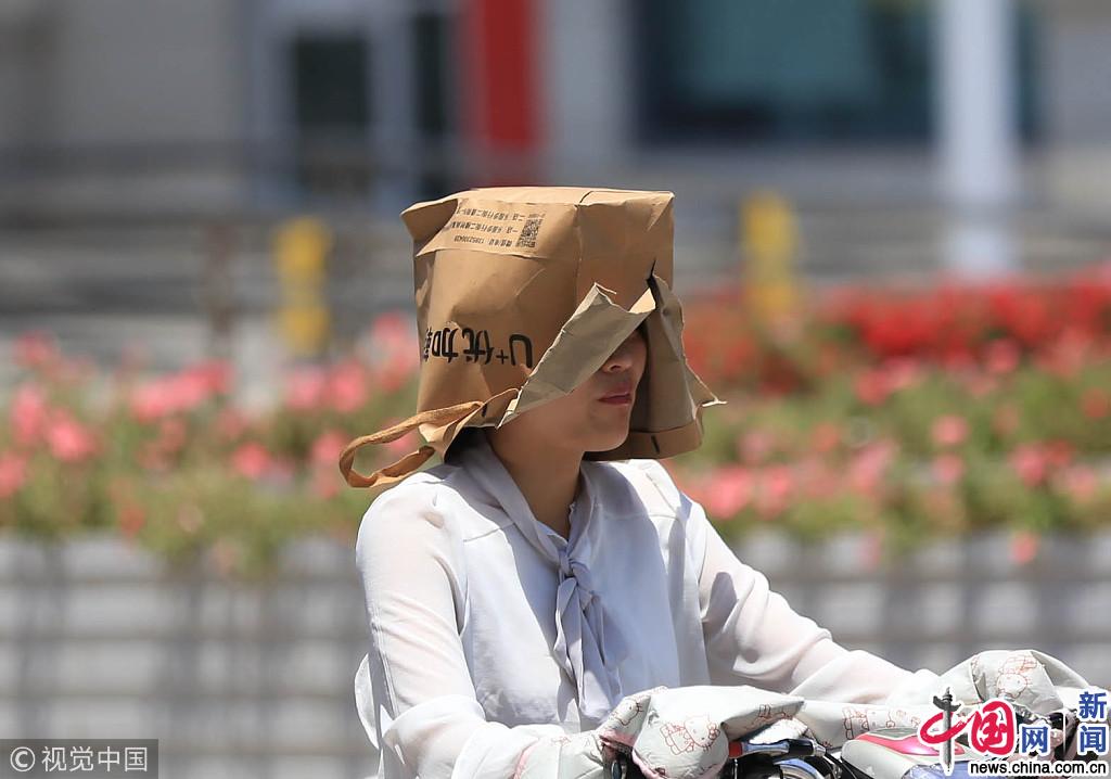 各地迎来高温天气 市民防晒避暑各有妙招