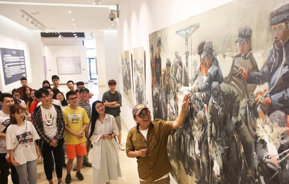 刘增宪在油画《叼羊》前为西南大学美术学院的毕业生党员讲授毕业党课
