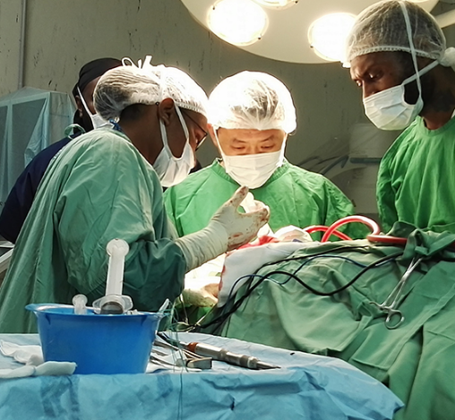 打着手电筒做手术重庆援外医生让中国医术留在巴新