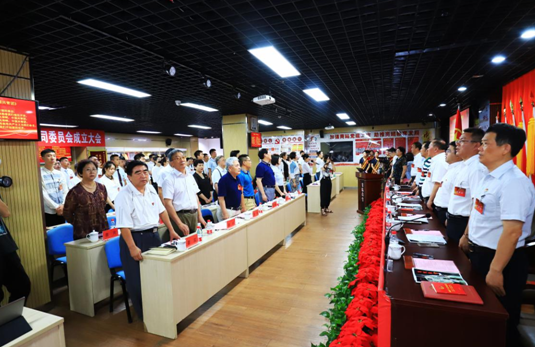 滚动新闻随后,东花市街道工委副书记张之泽与集团党委书记潘和永共同