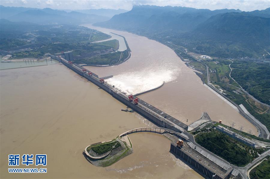 三峡大坝:洪峰过境