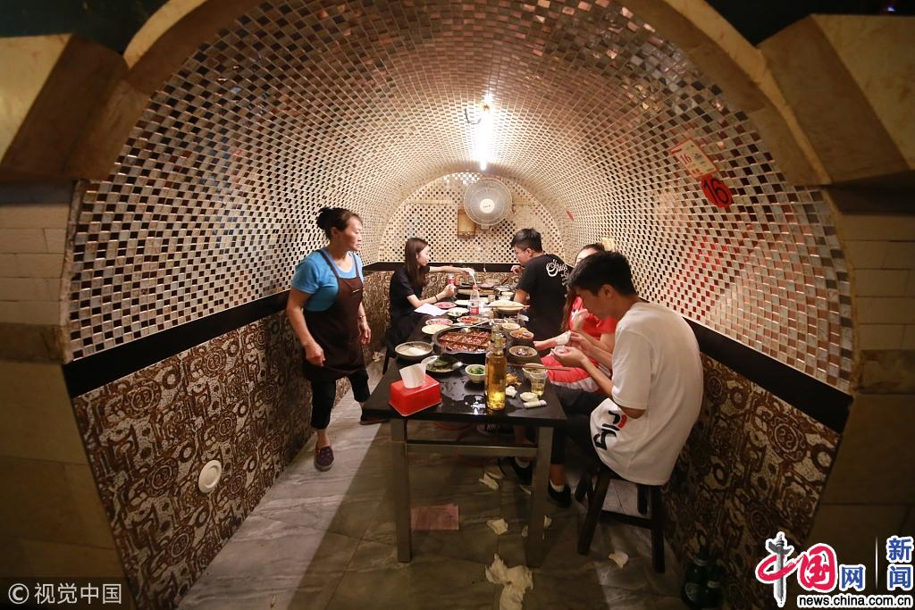 重庆高温持续 市民在防空洞内吃火锅避暑纳凉