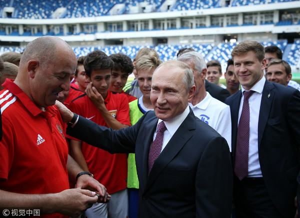 普京走访加里宁格勒会见国家队主教练 与球员