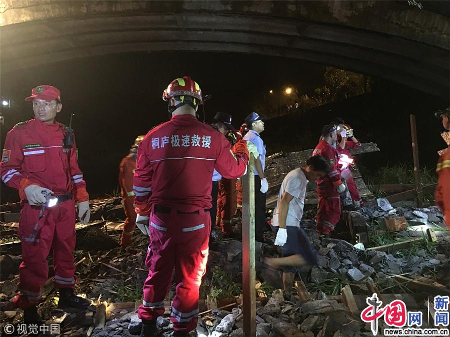 浙江桐庐县发生廊桥桥顶垮塌事故 已致8死3伤