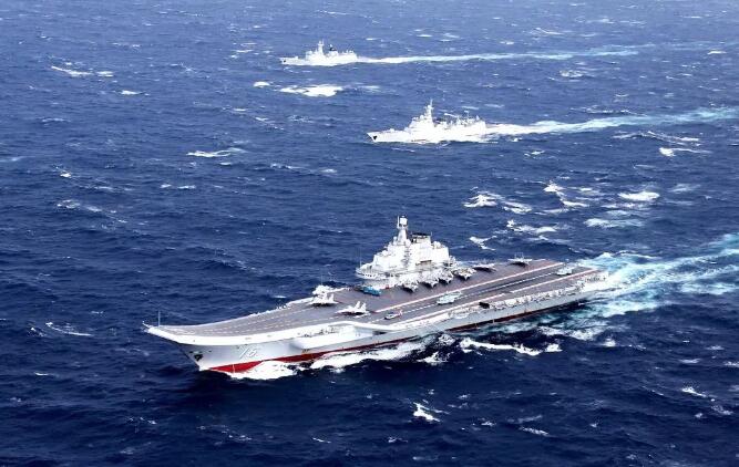 中国航母辽宁舰编队在南海进行演习