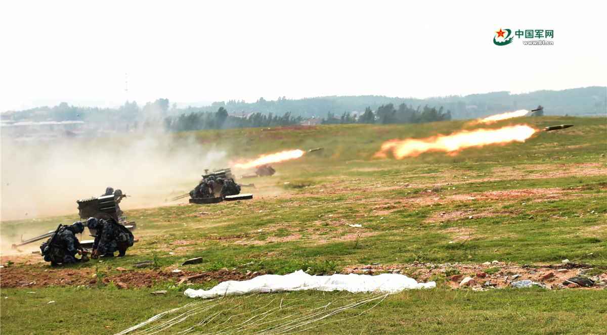 空降机步营营长李洪旭介绍,通过此次全流程,全要素空降作战演练,部队