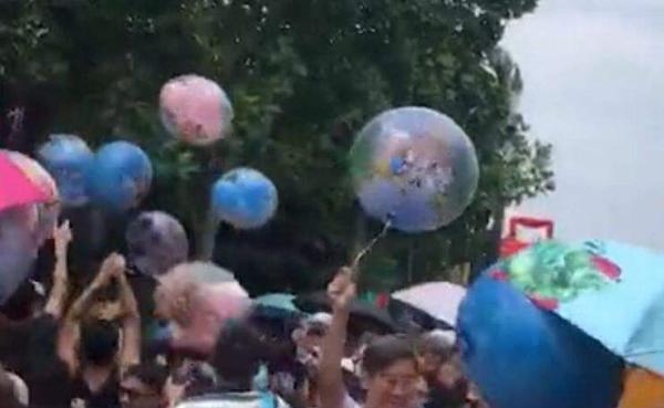 迪士尼游客哄抢气球?知情人士:误以为是免费