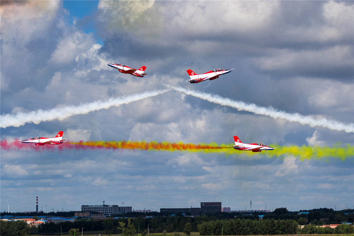 8月27日,空军航空大学"红鹰"飞行表演队进行训练,为空军航空开放活动