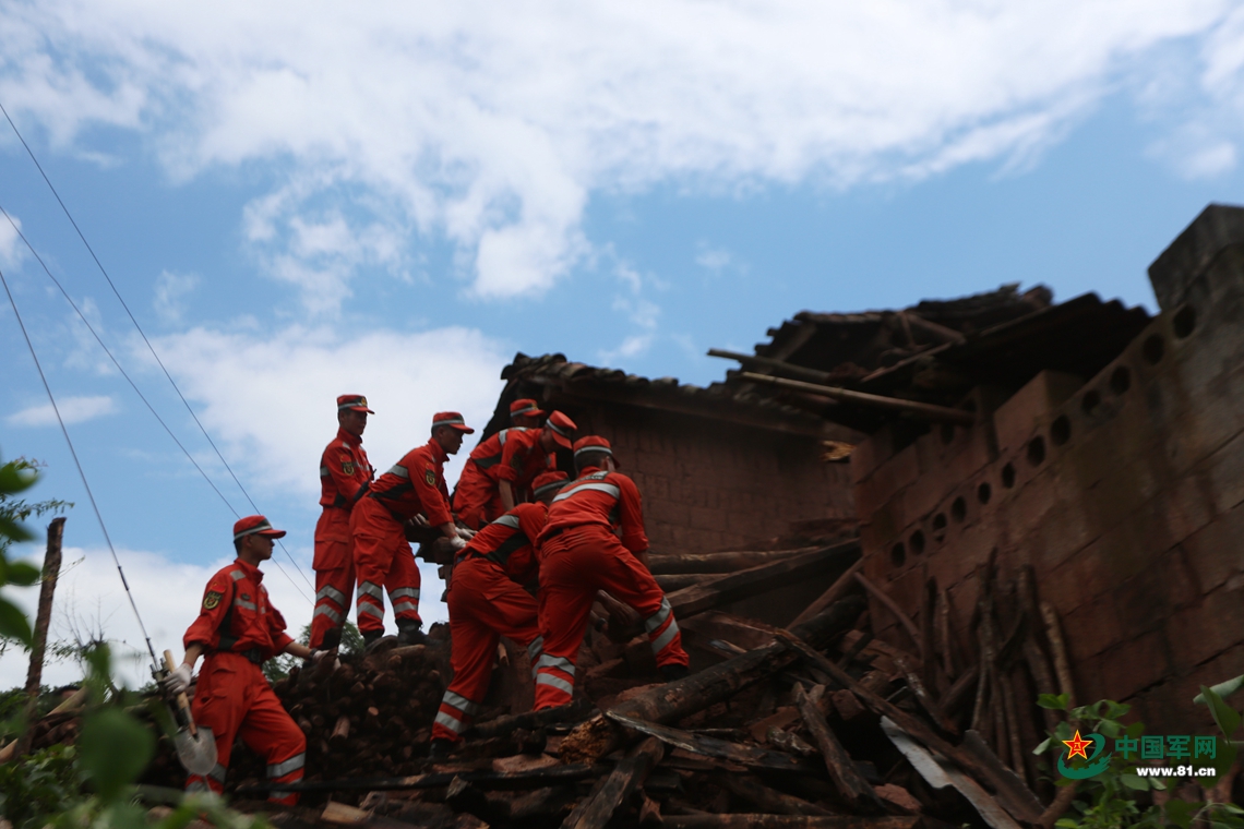 云南墨江地震 武警救援突击队灾区显身手