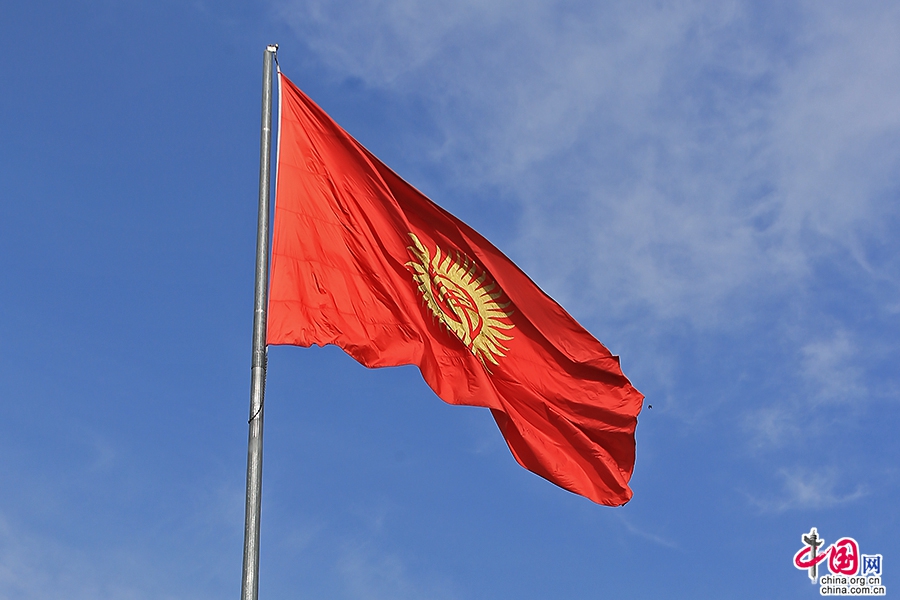玛纳斯广场上的吉尔吉斯斯坦国旗版权作品,请勿转载玛纳斯广场上的