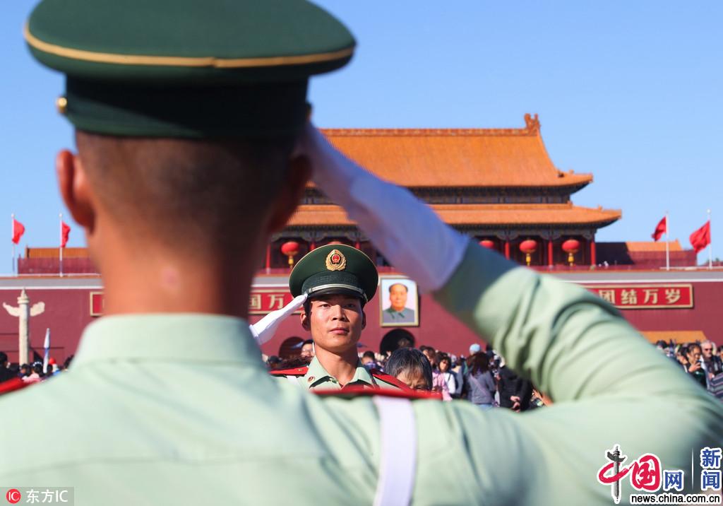 国庆假期解放军在北京天安门广场坚守岗位执勤3