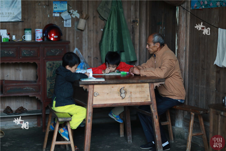 放学回到家里,刘志豪跟弟弟在老屋堂厅写作业